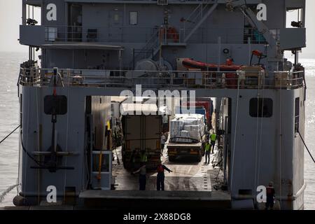 Mar Mediterraneo, Israele. 21 maggio 2024. Un camion privato trasferisce gli aiuti umanitari dal MV Roy P. Benavidez al Roll-on Roll-off Distribution Facility e poi con la nave dell'esercito americano LSV-6 al Trident Floating Pier, 21 maggio 2024, a Gaza, in territorio palestinese. Il molo galleggiante sarà utilizzato per spostare gli aiuti umanitari direttamente dalle navi alla terraferma per il popolo palestinese a Gaza. Credito: SSgt. Mikayla Fritz/US Army Photo/Alamy Live News Foto Stock