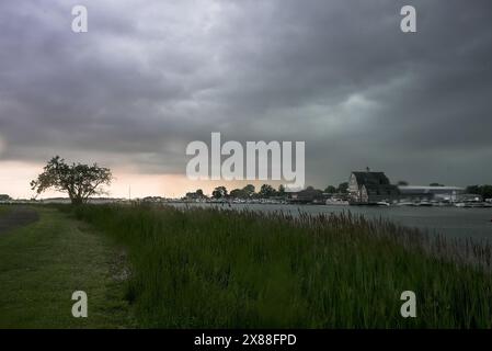 NORWALK, CT, USA 23 MAGGIO 2024: Cielo buio prima che arrivino forti piogge. Vista dal Veterans Park. Foto Stock