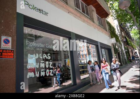 Madrid, Spagna. 23 maggio 2024. I pedoni passeranno davanti allo showroom Polestar della casa automobilistica svedese per veicoli elettrici (EV) in Spagna. (Foto di Xavi Lopez/SOPA Images/Sipa USA) credito: SIPA USA/Alamy Live News Foto Stock