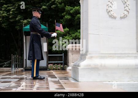 Arlington, Stati Uniti d'America. 23 maggio 2024. Arlington, Stati Uniti d'America. 23 maggio 2024. UNA U. La guardia d'onore del 3d U.S. Infantry Regiment colloca le bandiere americane alla Tomba del Milite Ignoto in onore del Memorial Day presso il cimitero nazionale di Arlington, 23 maggio 2024. Più di 1.500 membri del servizio hanno piazzato circa 260.000 bandiere in ogni tomba e colonna di nicchia al Cimitero Nazionale di Arlington durante la 76a annuale Flags in event. Credito: Elizabeth Fraser/U.S. Army/Alamy Live News Foto Stock