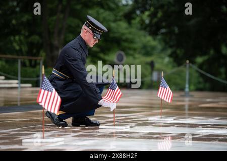 Arlington, Stati Uniti d'America. 23 maggio 2024. Arlington, Stati Uniti d'America. 23 maggio 2024. UNA U. La guardia d'onore del 3d U.S. Infantry Regiment colloca le bandiere americane alla Tomba del Milite Ignoto in onore del Memorial Day presso il cimitero nazionale di Arlington, 23 maggio 2024. Più di 1.500 membri del servizio hanno piazzato circa 260.000 bandiere in ogni tomba e colonna di nicchia al Cimitero Nazionale di Arlington durante la 76a annuale Flags in event. Credito: Elizabeth Fraser/U.S. Army/Alamy Live News Foto Stock