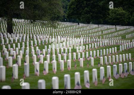 Arlington, Stati Uniti d'America. 23 maggio 2024. Arlington, Stati Uniti d'America. 23 maggio 2024. Bandiere americane allineano file di tombe di soldati caduti in onore del Memorial Day presso il cimitero nazionale di Arlington, 23 maggio 2024. Più di 1.500 membri del servizio hanno piazzato circa 260.000 bandiere in ogni tomba e colonna di nicchia al Cimitero Nazionale di Arlington durante la 76a annuale Flags in event. Credito: Elizabeth Fraser/U.S. Army/Alamy Live News Foto Stock