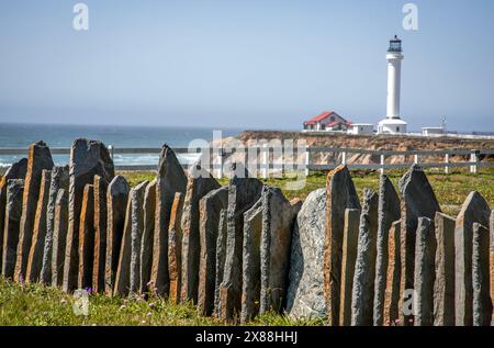 Il faro Point Arena è un faro vecchio di 154 anni sulla costa della contea di Mendicino, a circa tre chilometri a nord della città di Point Arena. Foto Stock