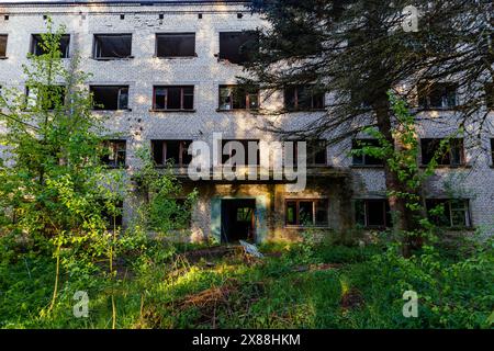 Case abbandonate a più piani in mattoni bianchi, decomposizione del paesaggio urbano di città fantasma. Foto Stock