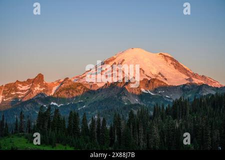 Mount Rainier dal lago Tipsoo all'alba; Mount Rainier National Park, Washington. Foto Stock