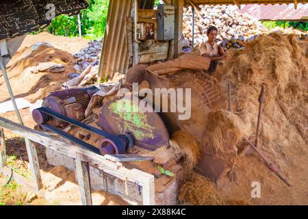 Kalutara, Sri Lanka 09 febbraio 2023.fabbricazione di corde di cocco con processo tradizionale.piccola manifattura privata per la produzione di corde di cocco Foto Stock