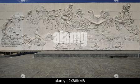 310 fregio scultoreo raffigurante fatti della vita di Ernesto Guevara e l'ordine di condurre una colonna ribelle a Las Villas. Che è Mausoleo-Santa Clara-Cuba. Foto Stock