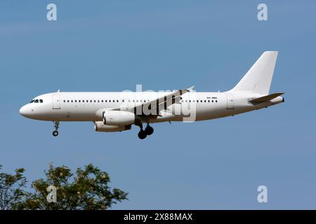 Roma, Italia. 27 aprile 2024. Un Airbus 320 Malta MedAir atterra all'aeroporto di Roma Fiumicino. Questo è uno dei due aeromobili di proprietà di questa compagnia aerea maltese fondata nel 2018. La società è interamente di proprietà del governo di Malta credito: SOPA Images Limited/Alamy Live News Foto Stock