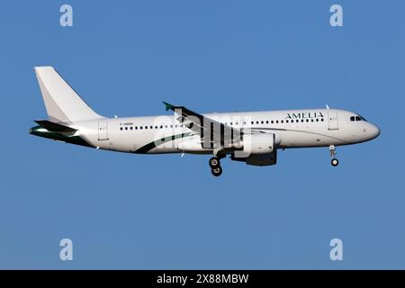 Roma, Italia. 27 aprile 2024. Un Airbus Amelia 320 atterra all'aeroporto di Roma Fiumicino. Amelia (Regourd Aviation Group) è un gruppo aeronautico francese nato nel 1976. La compagnia offre voli charter e servizi ACMI in tutta Europa Amelia (Regourd Aviation Group) è un gruppo aeronautico francese nato nel 1976. L'azienda offre voli charter e servizi ACMI in tutta Europa credito: SOPA Images Limited/Alamy Live News Foto Stock