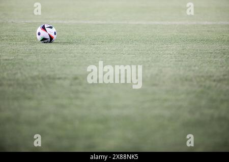 Larnaca, Cipro. 23 maggio 2024. Una palla si vede sul campo, Larnaca, Cipro, a maggio. 23, 2024. Cipro U17 gioca contro la Serbia U17 allo stadio Antonis Papadopoulos, durante il giorno 2 del gruppo A del Campionato europeo UEFA UNDER-17, dove la Serbia ha vinto 3-1 e si è qualificata per il turno successivo, mentre Cipro è stata eliminata. (Foto di Kostas Pikoulas/Sipa USA). Crediti: SIPA USA/Alamy Live News Foto Stock