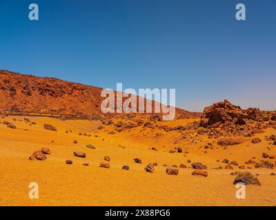 Visita Tenerife con molte rocce e uno splendido paesaggio montano sullo sfondo. Paesaggi vulcanici di Tenerife Foto Stock