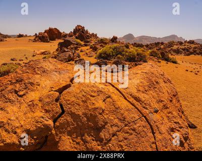 Visita Tenerife con molte rocce e uno splendido paesaggio montano sullo sfondo. Paesaggi vulcanici di Tenerife Foto Stock