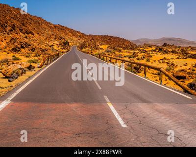 Visita Tenerife con molte rocce e uno splendido paesaggio montano sullo sfondo. Paesaggi vulcanici di Tenerife Foto Stock