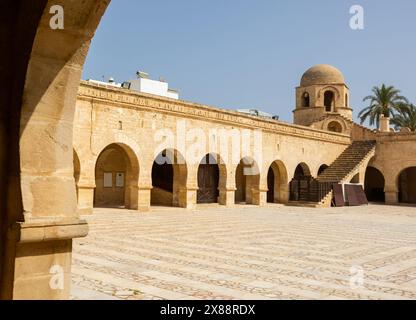 Cortile nella grande Moschea di Sousse con torre ad angolo a cupola Foto Stock