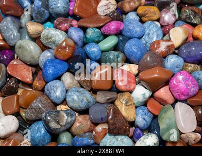 Una pila di agate colorate, quarzo e altri esemplari di pietre lucide, venduti dalla sterlina in un negozio di articoli da regalo in Arizona Foto Stock