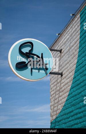 Il centro benessere in centro, ha un bel lavoro di verniciatura e un moderno cartello con i caratteri nel centro di Las Cruces, NEW MEXICO Foto Stock