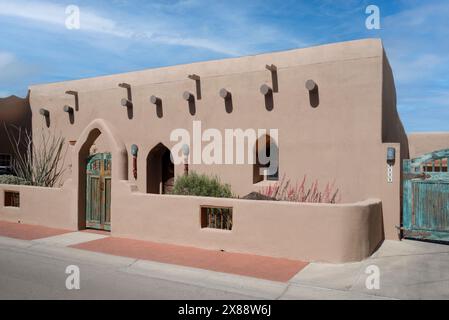 Un'affascinante casa in mattoni in stile revival pueblo con vigas e cortile con porte rustiche e cortile a Las Cruces, NEW MEXICO, USA Foto Stock