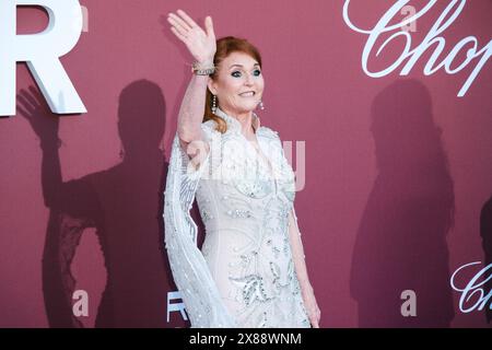 Antibes, Francia. 23 maggio 2024. Sarah Ferguson Duchessa di York posa sul tappeto Rosso alla 30a edizione di amfAR Gala Cannes durante il 77° Festival di Cannes. Foto di Julie Edwards./Alamy Live News Foto Stock