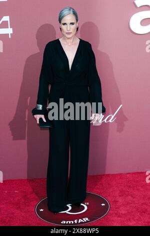 Antibes, Francia. 23 maggio 2024. Andie MacDowell posa sul Red Carpet alla 30a edizione di amfAR Gala Cannes durante il 77° Festival di Cannes. Foto di Julie Edwards./Alamy Live News Foto Stock