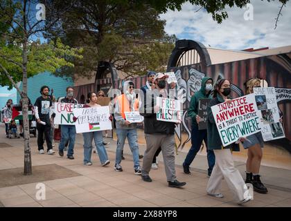 Sostegno alla Palestina e protesta anti-Israele da parte di persone contro la guerra a Gaza, vista di fronte alla No Strings Theater Company a Las Cruces, NEW MEXICO, USA Foto Stock
