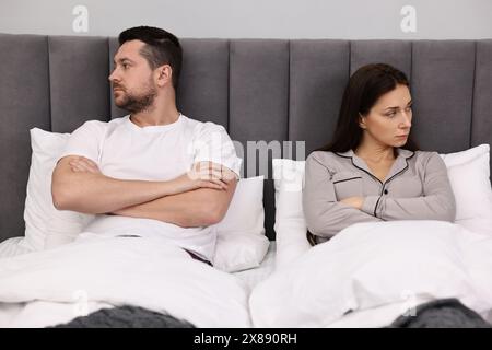Una coppia offesa si ignorava a vicenda dopo una lite a letto. Problemi di relazione Foto Stock