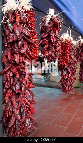 Una tenda di peperoni rossi cileni appesa, nota come ristras, al mercato agricolo nel centro di Las Cruces, NEW MEXICO, Stati Uniti Foto Stock