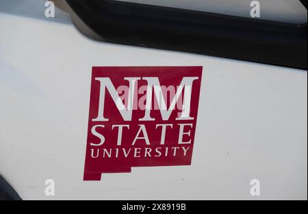 Primo piano del logo sui golf cart per il trasporto da parte del personale del campus della New Mexico State University, Las Cruces, NEW MEXICO, USA Foto Stock