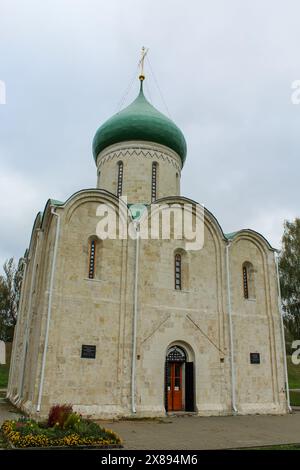 Cattedrale Spaso-Preobrazhensky circondata da alberi autunnali a Pereslavl-Zalessky, Yaroslavl Oblast, Russia Foto Stock