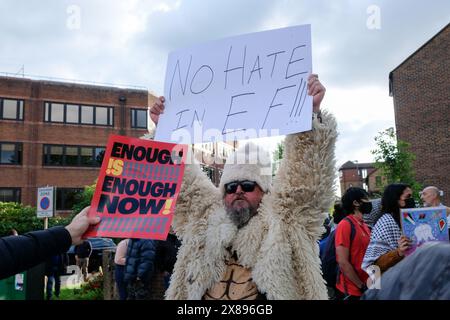 Londra, Regno Unito, 24 maggio 2024. Centinaia di manifestanti filo-israeliani si sono riuniti davanti al Phoenix Cinema di East Finchley dopo che l'edificio è stato distrutto da un innesto durante la notte con le parole: "Dite no al lavaggio dell'arte”. Una protesta pro-Palestina è stata originariamente organizzata per sostenere un boicottaggio del Seret Film Festival israeliano, in vista di una proiezione documentario sull'attacco al festival Nova il 7 ottobre. Un piccolo gruppo di attivisti ha partecipato e le due parti sono state separate dalla polizia. Credito: Fotografia dell'undicesima ora/Alamy Live New Foto Stock