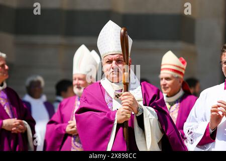 Marsiglia, Francia. 23 maggio 2024. Veduta del cardinale di Marsiglia Jean-Marc Aveline durante la cerimonia funebre di Jean-Claude Gaudin. Morto all'inizio di questa settimana all'età di 84 anni, il funerale di Jean-Claude Gaudin, sindaco di Marsiglia per un quarto di secolo, si è svolto nella città di Marsiglia. La cerimonia in omaggio a questo fervente cattolico è stata presieduta dal Cardinale Jean-Marc Aveline, Cardinale di Marsiglia. Credito: SOPA Images Limited/Alamy Live News Foto Stock