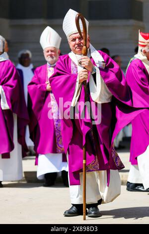 Marsiglia, Francia. 23 maggio 2024. Veduta del cardinale di Marsiglia Jean-Marc Aveline durante la cerimonia funebre di Jean-Claude Gaudin. Morto all'inizio di questa settimana all'età di 84 anni, il funerale di Jean-Claude Gaudin, sindaco di Marsiglia per un quarto di secolo, si è svolto nella città di Marsiglia. La cerimonia in omaggio a questo fervente cattolico è stata presieduta dal Cardinale Jean-Marc Aveline, Cardinale di Marsiglia. Credito: SOPA Images Limited/Alamy Live News Foto Stock