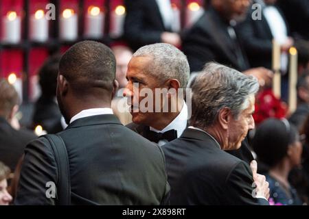 Washington, Stati Uniti. 23 maggio 2024. L'ex presidente degli Stati Uniti Barack Obama saluta Antony Blinken, segretario di stato americano, durante una cena di stato alla Casa Bianca di Washington, DC, USA, giovedì 23 maggio, 2024. un presidente americano sta ospitando una visita di stato per un leader africano per la prima volta in 16 anni, mentre la più grande economia del mondo lotta per costruire influenza su un continente che forgia relazioni più strette al di là dei principali concorrenti di Washington, Cina e Russia. Foto di al Drago/UPI credito: UPI/Alamy Live News Foto Stock