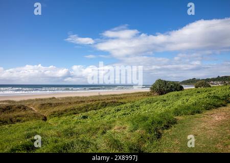 Lennox si dirige sulla costa orientale del nuovo Galles del Sud e sulla spiaggia di Seven Mile in una splendida giornata d'autunno nel 2024, sulla costa australiana. Foto Stock