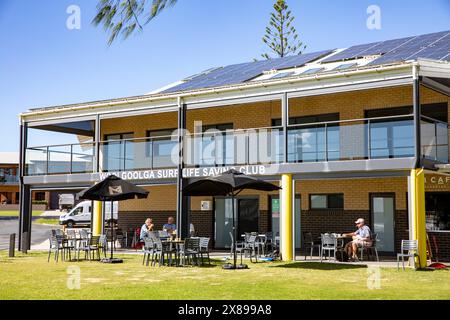 Woolgoolga surf Life Saving club SLSC edificio con pannelli solari sul tetto e caffetteria, Woolgoolga Beach Coffs Harbour, NSW, Australia, 2024 Foto Stock