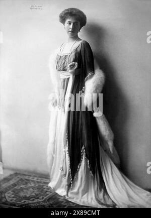 1912 c., Monaco, GERMANIA : la principessa tedesca di origine britannica ALEXANDRA di EDINBURG ( 1878 - 1942 ), nata principessa di HOHENLOE-LANGENBURG del LIECHTENSTEIN . Sposò il Principe Ernesto II Principe di Hohenlohe-Langenburg ( 1863 - 1950 ). Figlia di Alfredo duca di Edimburgo e Sassonia-Coburgo e Gotha ( 1844 - 1900 ) e della granduchessa Maria Alessandrovna di Russia ( 1853 - 1920). Nonno della regina Vittoria d'Inghilterra e dello zar Alessandro II di Russia. Foto di Atelier ELVIRA , Munchen . - HOHENZOLLERN - Alessandra di Sassonia-Coburgo-Gotha - Sassonia Coburgo Gotha - STORIA - FOTO STOR Foto Stock