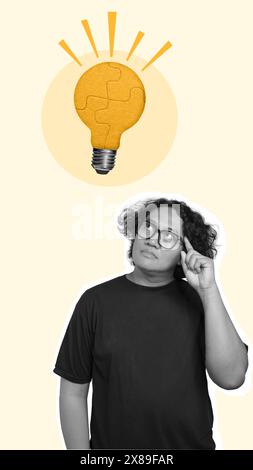 Uomo che pensa a qualcosa con un puzzle a lampadina come simbolo di nuove idee su uno sfondo colorato. Arte collage Foto Stock
