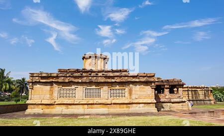 Vista del Tempio Lad Khan e del Signore Vishnu Idol sulla cima. Costruito nel VII-VIII secolo da Chalikya, Aihole, Bagalkot, Karnataka, India. Foto Stock