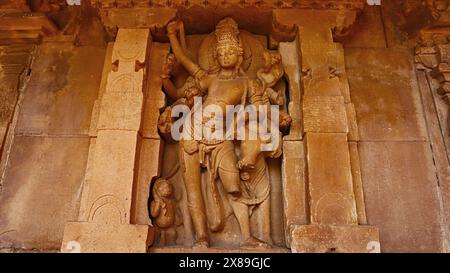 Idolo scolpito del Signore Shiva con Nandi sul Tempio di Shri Durga, Aihole, Bagalkot, Karnataka, India. Foto Stock