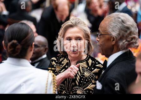 Washington, DC, USA. 23 maggio 2024. Hillary Clinton, ex segretario di stato americano, parla con il reverendo al Sharpton, fondatore e presidente della National Action Network, durante una cena di stato alla Casa Bianca di Washington, DC, USA, giovedì 23 maggio, 2024. un presidente americano sta ospitando una visita di stato per un leader africano per la prima volta in 16 anni, mentre la più grande economia del mondo lotta per costruire influenza su un continente che forgia relazioni più strette al di là dei principali concorrenti di Washington, Cina e Russia. Credito: Al Drago/Pool tramite CNP/dpa/Alamy Live News Foto Stock