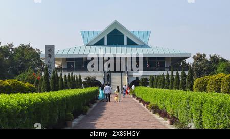 INDIA, MAHARASHTRA, NAGPUR, novembre 2023, turista al Tempio del Palazzo del Drago, Kamptee Foto Stock