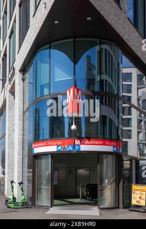 Ingresso alla stazione della metropolitana di Hakaniemi nell'edificio di recente costruzione Lyyra nel quartiere Kallio di Helsinki, Finlandia Foto Stock