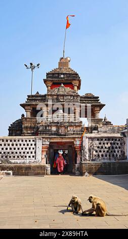 INDIA, MAHARASHTRA, NAGPUR, novembre 2023, devoto all'interno di RAM Temple, Ramtek Foto Stock