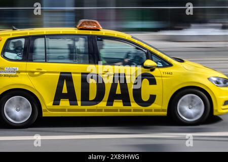 Dresda, Germania. 23 maggio 2024. Un veicolo ADAC per l'assistenza stradale attraversa il centro città. (Girato con un lungo tempo di esposizione) credito: Robert Michael/dpa/Alamy Live News Foto Stock