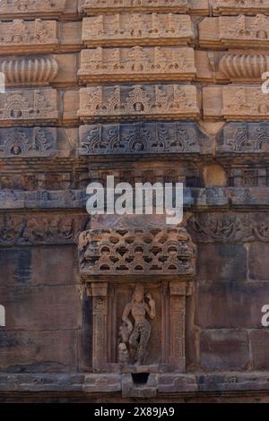 Scultura di Ardhanarishwar e Shikhara intagliando facce di Buddha su di esso, Pattadakal, Karnataka, India. Foto Stock