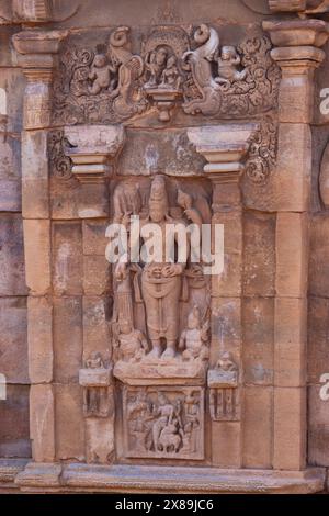 In piedi la scultura del Signore Vishnu e Ganaa's in cima, il Tempio di Sri Virupaksha, Pattadakal, Bagalkot, Karnataka, India. Foto Stock