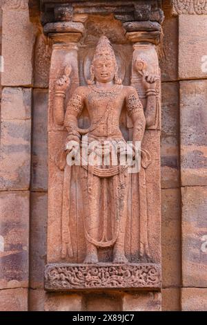 Scultura in piedi del Signore Vishnu sul Tempio di Sri Virupaksha, Pattadakal, Bagalkot, Karnataka, India. Foto Stock