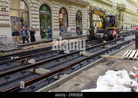 Operai edili che segnalano i binari della ferrovia tranviaria nella strada di Senovážné náměstí, Praga, Repubblica Ceca, maggio 2024 Foto Stock