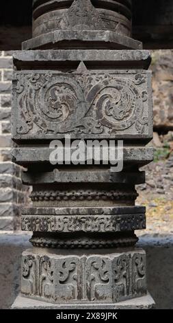 Antichi dettagli di intaglio sulla colonna del Tempio di Shiva, Bhuikot Killa, Solapur, Maharashtra, India. Foto Stock