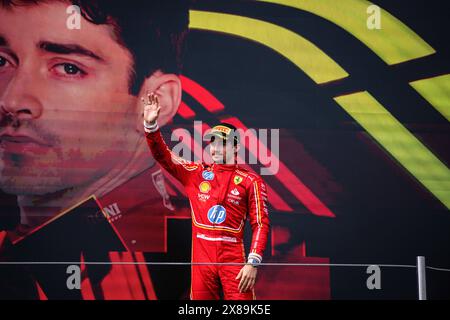 Imola, Italia. 19 maggio 2024. Il pilota monegasco della scuderia Ferrari HP di Formula 1 Charles Leclerc celebra il 3° posto al Gran Premio di Formula 1 MSC Cruises del Made in Italy e dell'Emilia Romagna. (Foto di Luca Martini/SOPA Images/Sipa USA) credito: SIPA USA/Alamy Live News Foto Stock