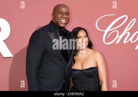 Magic Johnson mit Ehefrau Cookie Johnson bei der 30. AmfAR Gala Cannes im Rahmen des Festival de Cannes 2024 / 77. Internationale Filmfestspiele von Cannes im Hôtel du Cap-Eden-Roc. Antibes. Cannes, 23.05.2024 Foto Stock